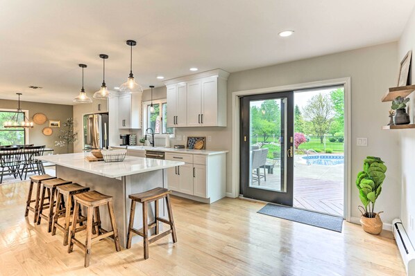 Interior - Luxe Montgomery Home w/ Hot Tub Near Angry Orchard (Montgomery)