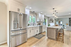Microwave, oven, stovetop, dishwasher - Luxe Montgomery Home w/ Hot Tub Near Angry Orchard (Montgomery)