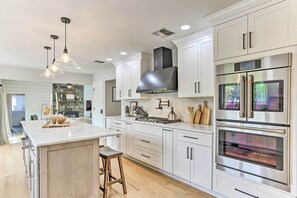 Microwave, oven, stovetop, dishwasher - Luxe Montgomery Home w/ Hot Tub Near Angry Orchard (Montgomery)