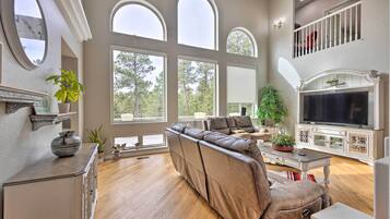 House (5 Bedrooms) | Interior