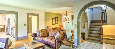 House (2 Bedrooms) | Living area | Flat-screen TV, books