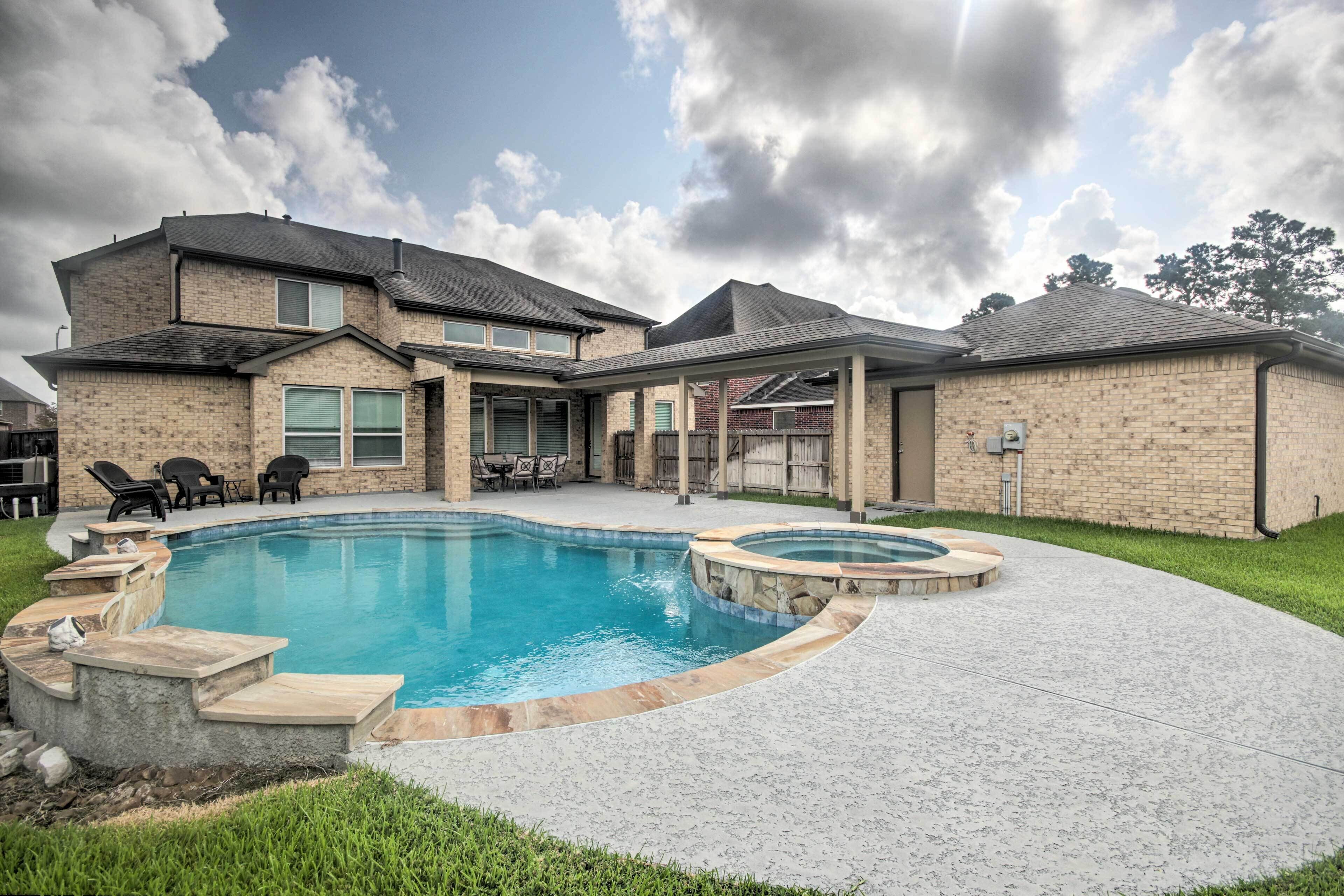 Exquisite Katy Retreat w/ Yard + Theater Room!