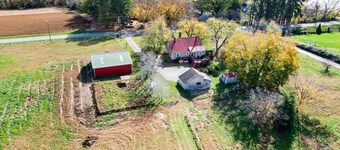 Farmhouse Cottage on 10 Acres: Trails On-site