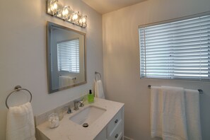 House (3 Bedrooms) | Interior - Fallbrook Home w/ Mountain Views: Close to Hiking! (Fallbrook)