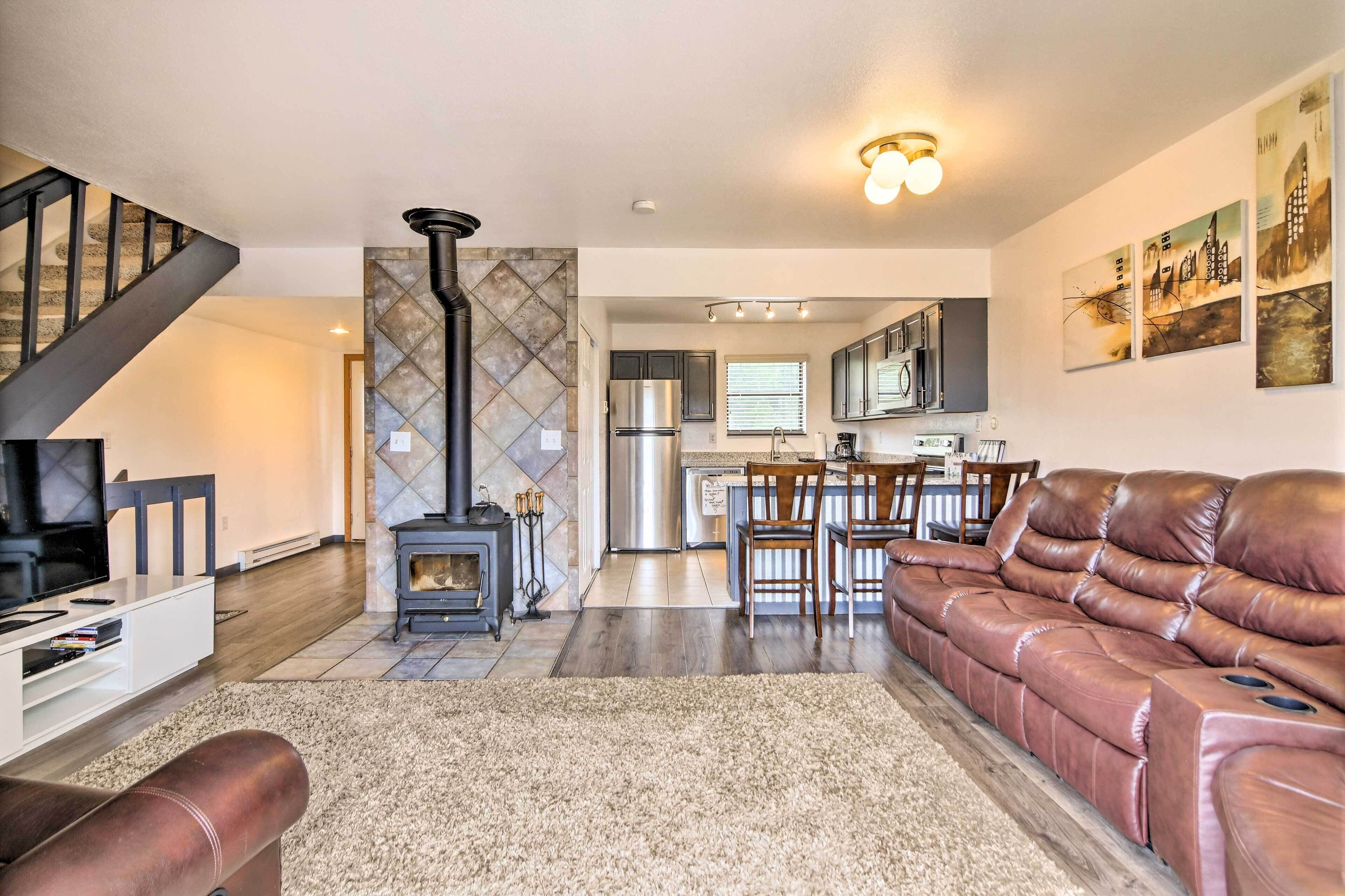 Grand Lake Townhome - 5 Mins to Highland Marina!