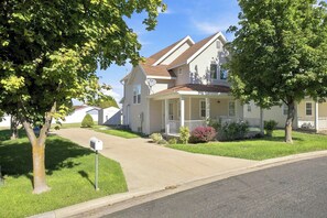 A residential house with a front porch, a satellite dish, and a mailbox. - Meadow Retreat' Near Parks & USU (Logan)