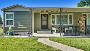 A single-story house with a front porch, a door, and a small front yard. - Fruita Vacation Rental: Walk to Downtown! (Fruita)