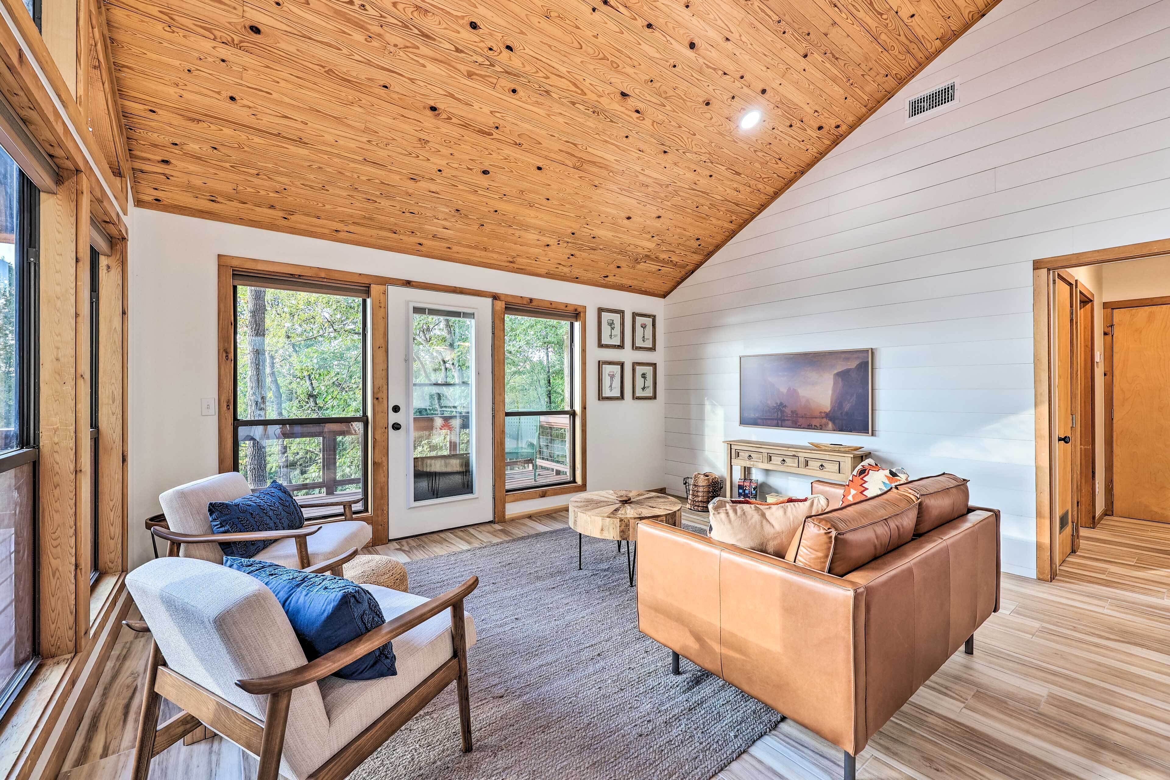 'foxtail' Cabin Retreat: Steps to Beaver Lake!