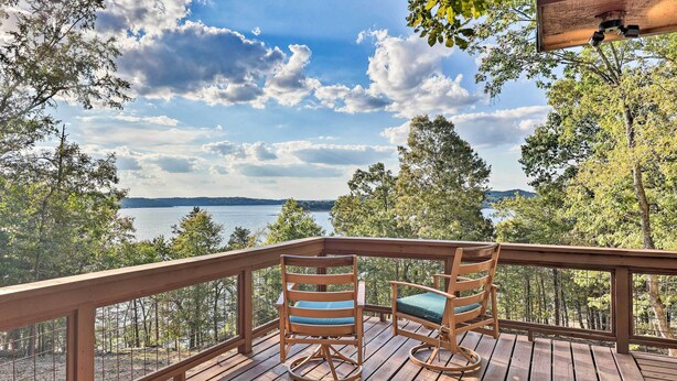 A wooden deck with two rocking chairs overlooking a lake. - 'foxtail' Cabin Retreat: Steps to Beaver Lake! (Rogers)