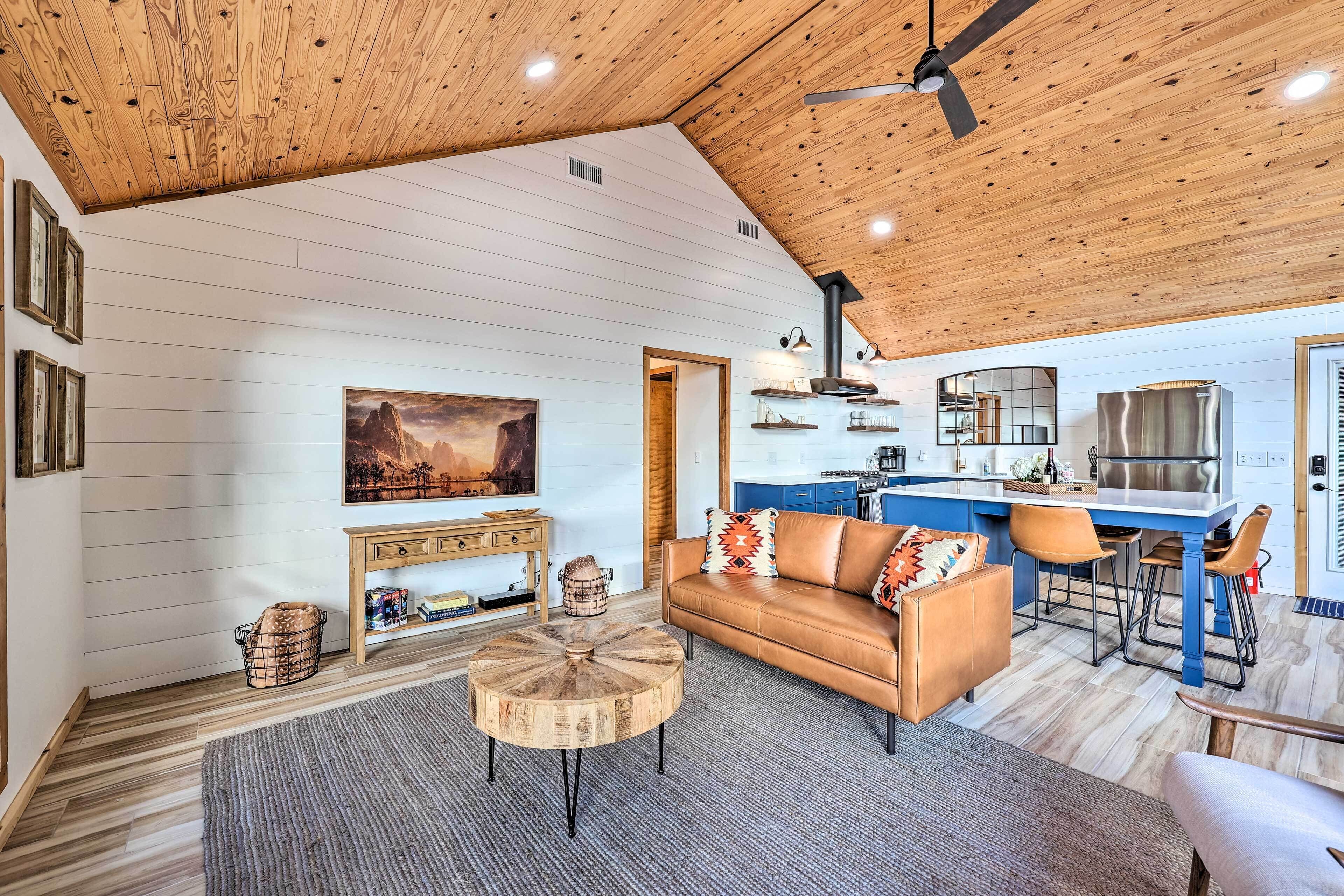 'foxtail' Cabin Retreat: Steps to Beaver Lake!