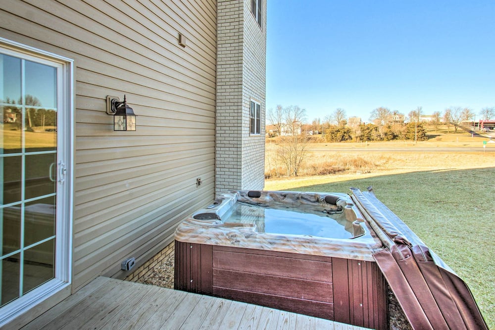 Harrisonburg Retreat w/ Hot Tub ~ 2 Mi to JMU - Hinton, VA