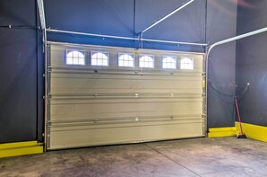 Een gesloten garage deur met een gele onderkant en een blauwe bovenkant.