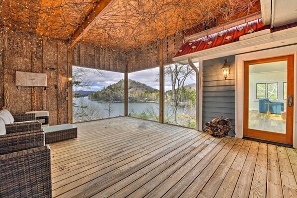 Interior - Deck + Lake Views: Grand Glenville Retreat (Glenville)