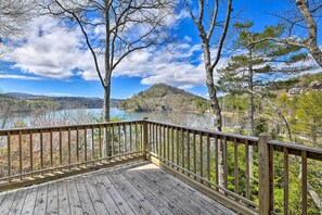 Interior - Deck + Lake Views: Grand Glenville Retreat (Glenville)