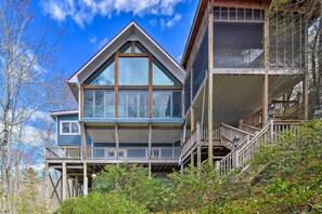 Interior - Deck + Lake Views: Grand Glenville Retreat (Glenville)