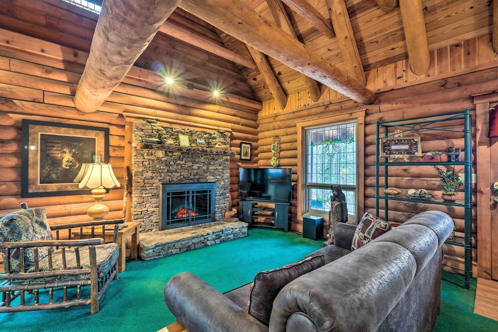 Gatlinburg Log Cabin w/ Hot Tub & Mountain Views! - Zion Grove, TN