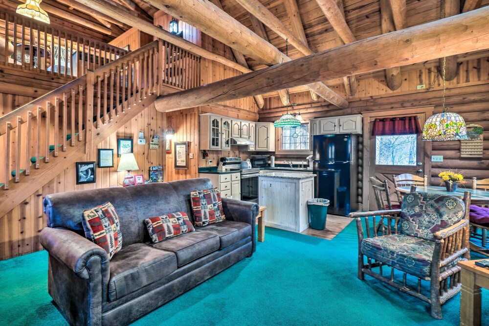 Gatlinburg Log Cabin w/ Hot Tub & Mtn Views!