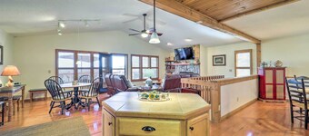 Mtn-view Cabin w/ Deck, 2 Mi to Beech Mtn Slopes!