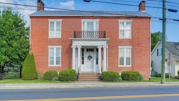 House (4 Bedrooms) | Front of property