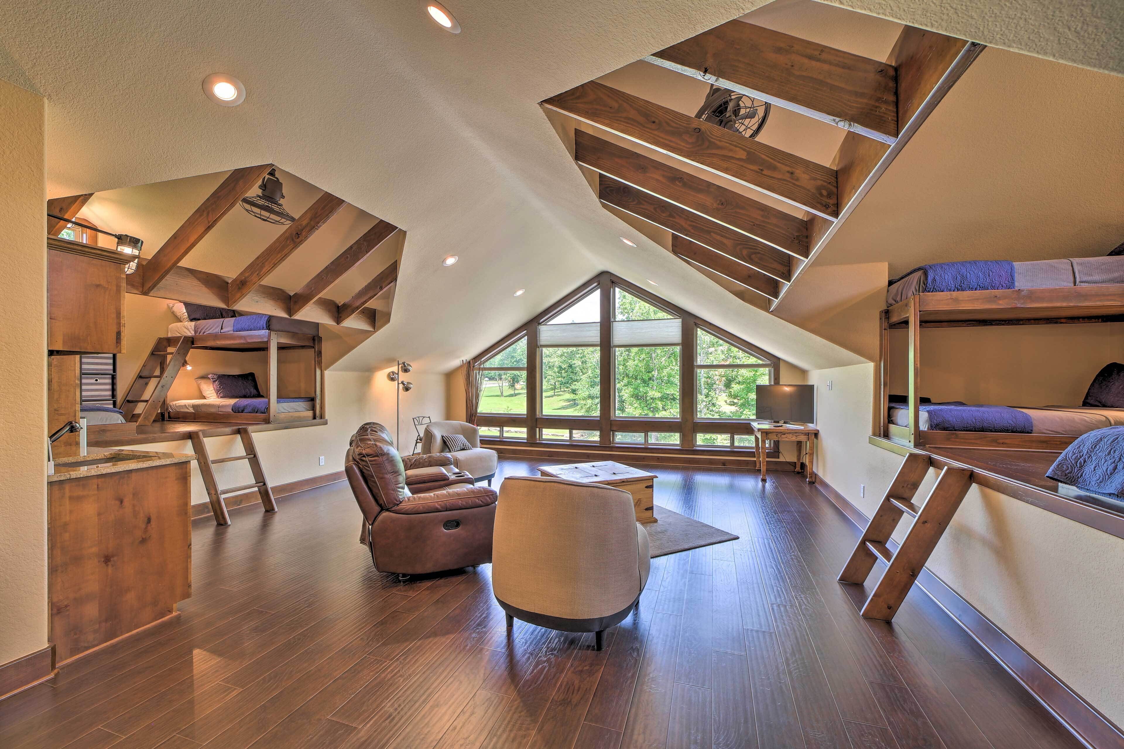 Huge Vian Family Retreat: Hot Tub + Game Room