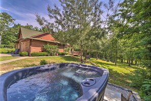 Outdoor spa tub - Huge Vian Family Retreat: Hot Tub + Game Room (Vian)