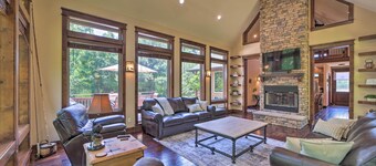 Huge Vian Family Retreat: Hot Tub + Game Room