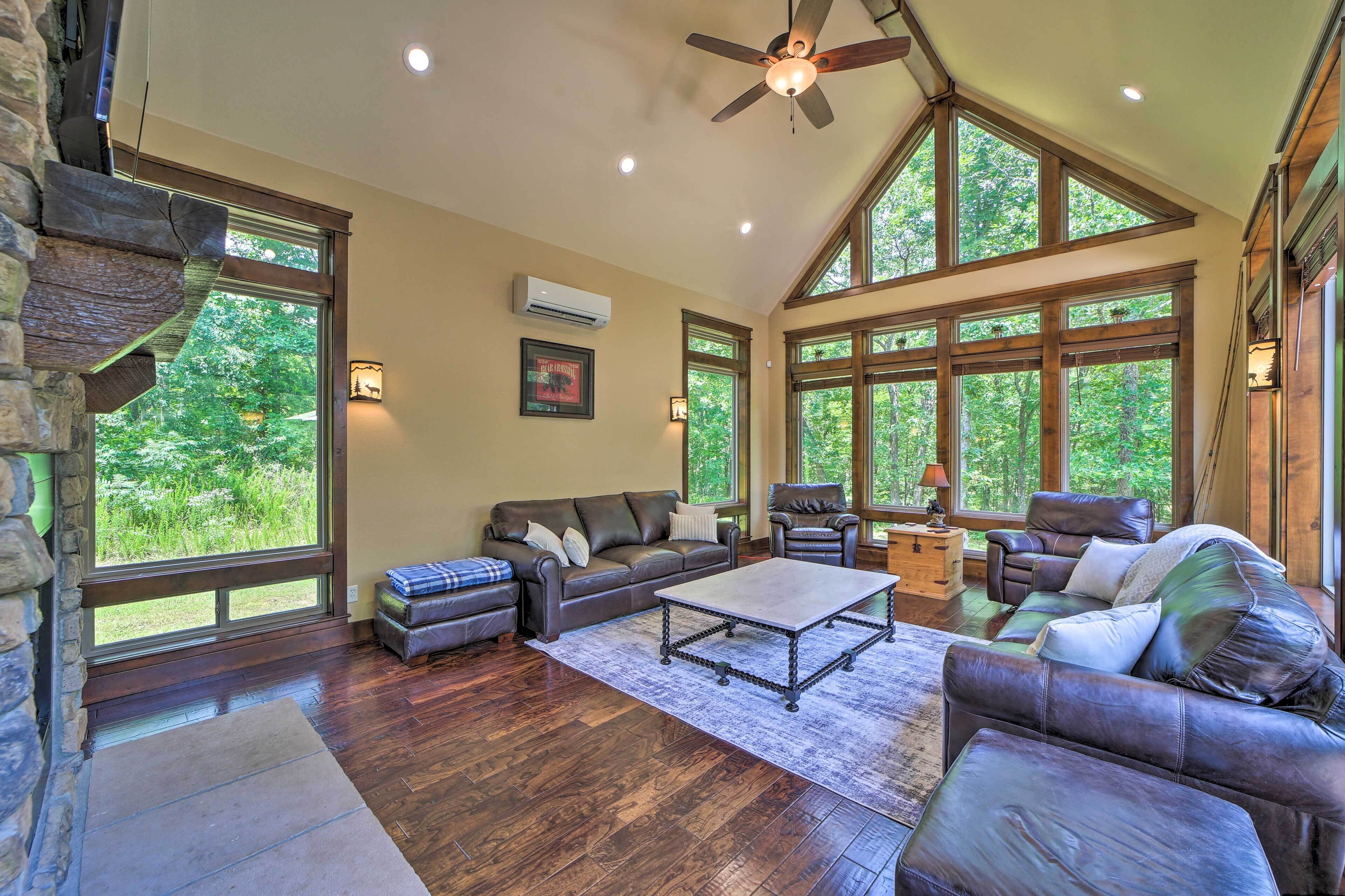 Huge Vian Family Retreat: Hot Tub + Game Room