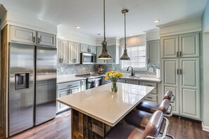 Microwave, oven, stovetop, dishwasher - 'house in the Woods' in Ooltewah w/ Fire Pit! (Ooltewah)