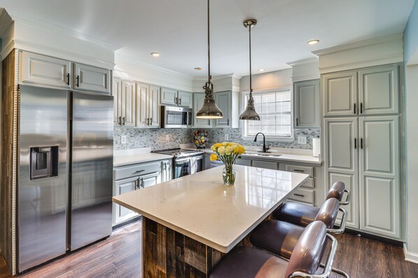 Microwave, oven, stovetop, dishwasher - 'house in the Woods' in Ooltewah w/ Fire Pit! (Ooltewah)