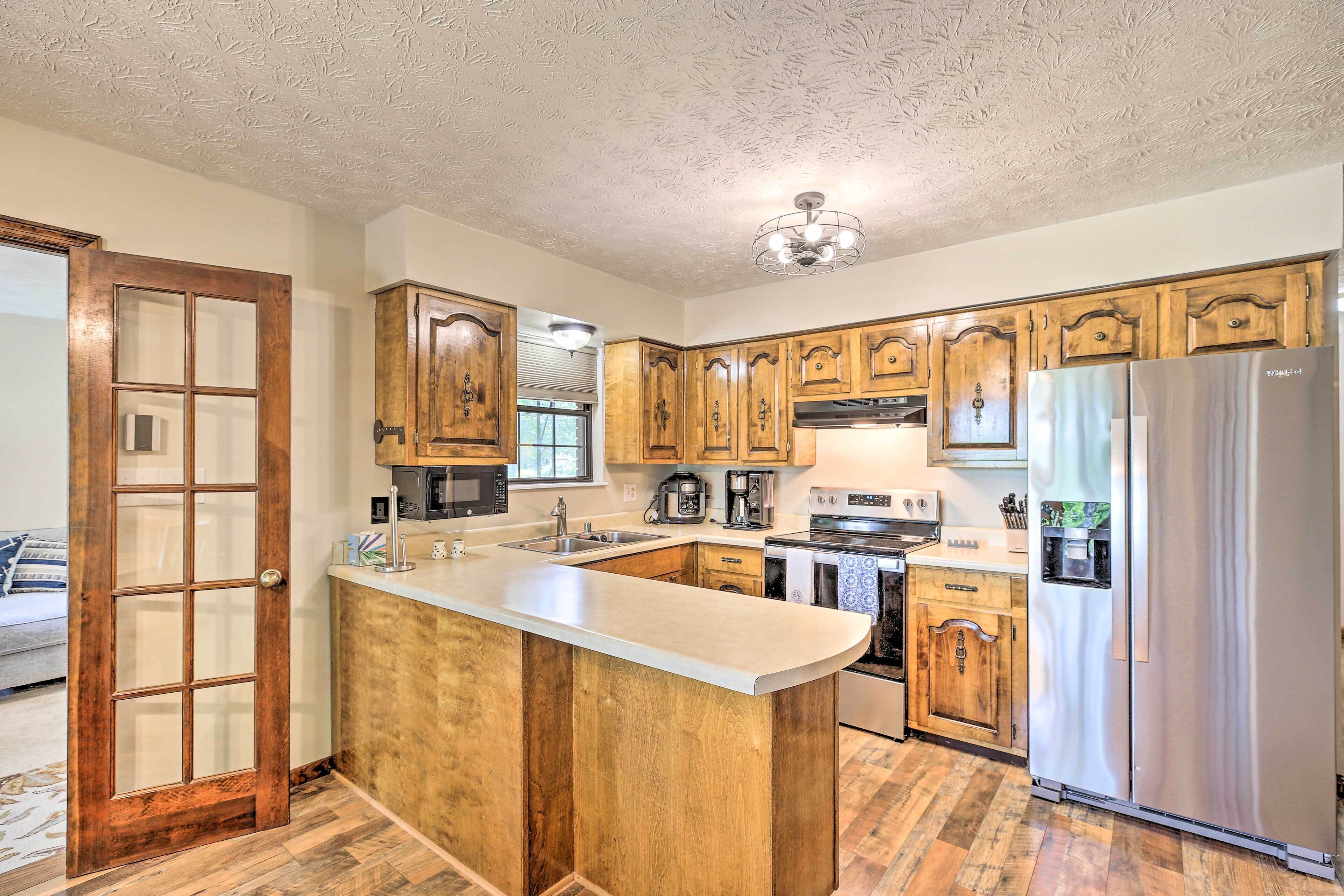 Idyllic Bronston Retreat w/ Fire Pit + View!