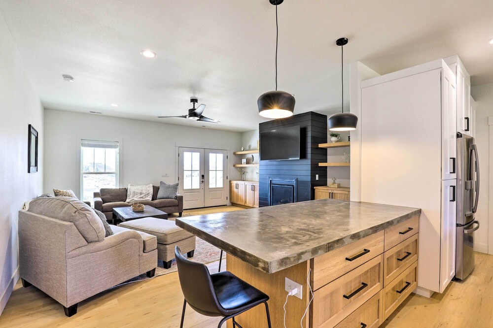 Lake Roosevelt Getaway w/ Lake + Mountain Views!