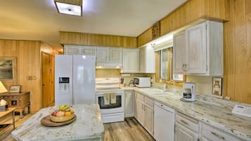 Apartment (2 Bedrooms) | Private kitchen | Microwave, oven, stovetop, dishwasher