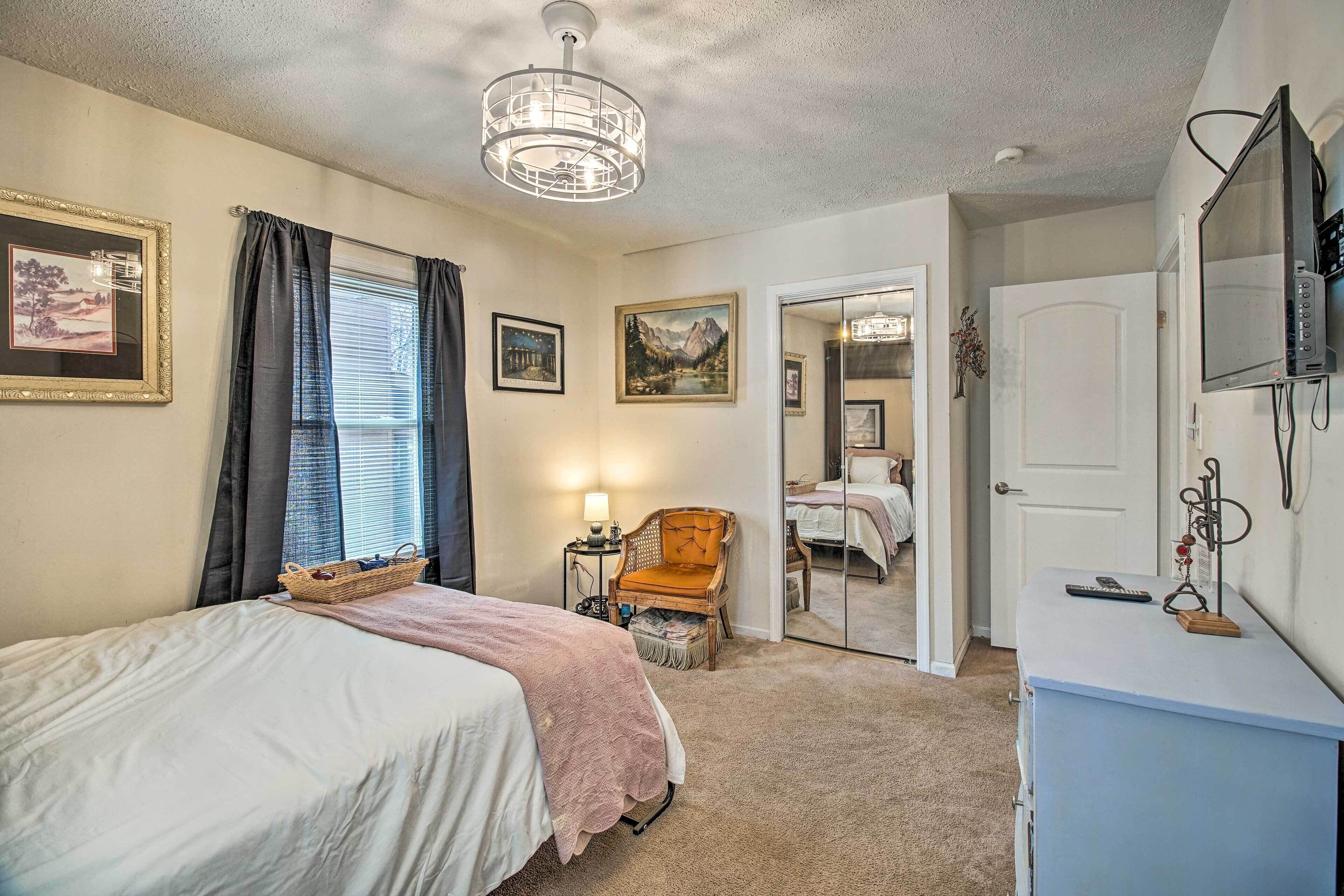 Locust Grove Lake House: Swim, Boat & Unwind!