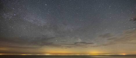 Ein ruhiger See unter einem Sternenhimmel.