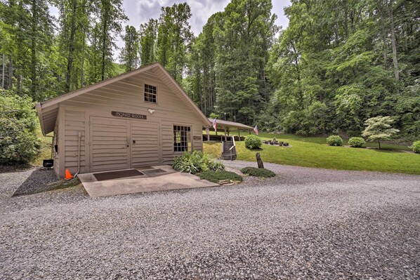A wooden board room with a gravel driveway and a small porch. - Bryson City Retreat: Fire Pit + Mountain Views! (Bryson City)