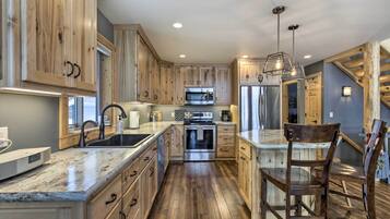 House (3 Bedrooms) | Interior