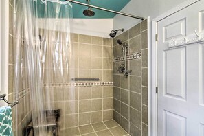 Interior - Lakeside Kent Home w/ Pier + Boat Ramp Access (Kent)