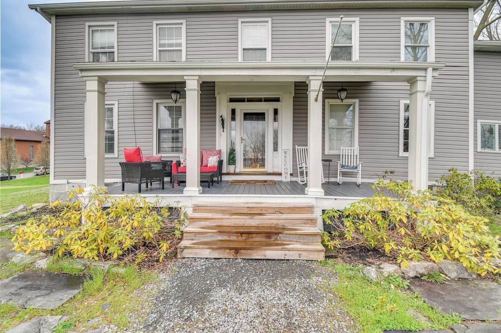 Lakefront Cayuga Retreat w/ Private Deck & Hot Tub - Weedsport, NY