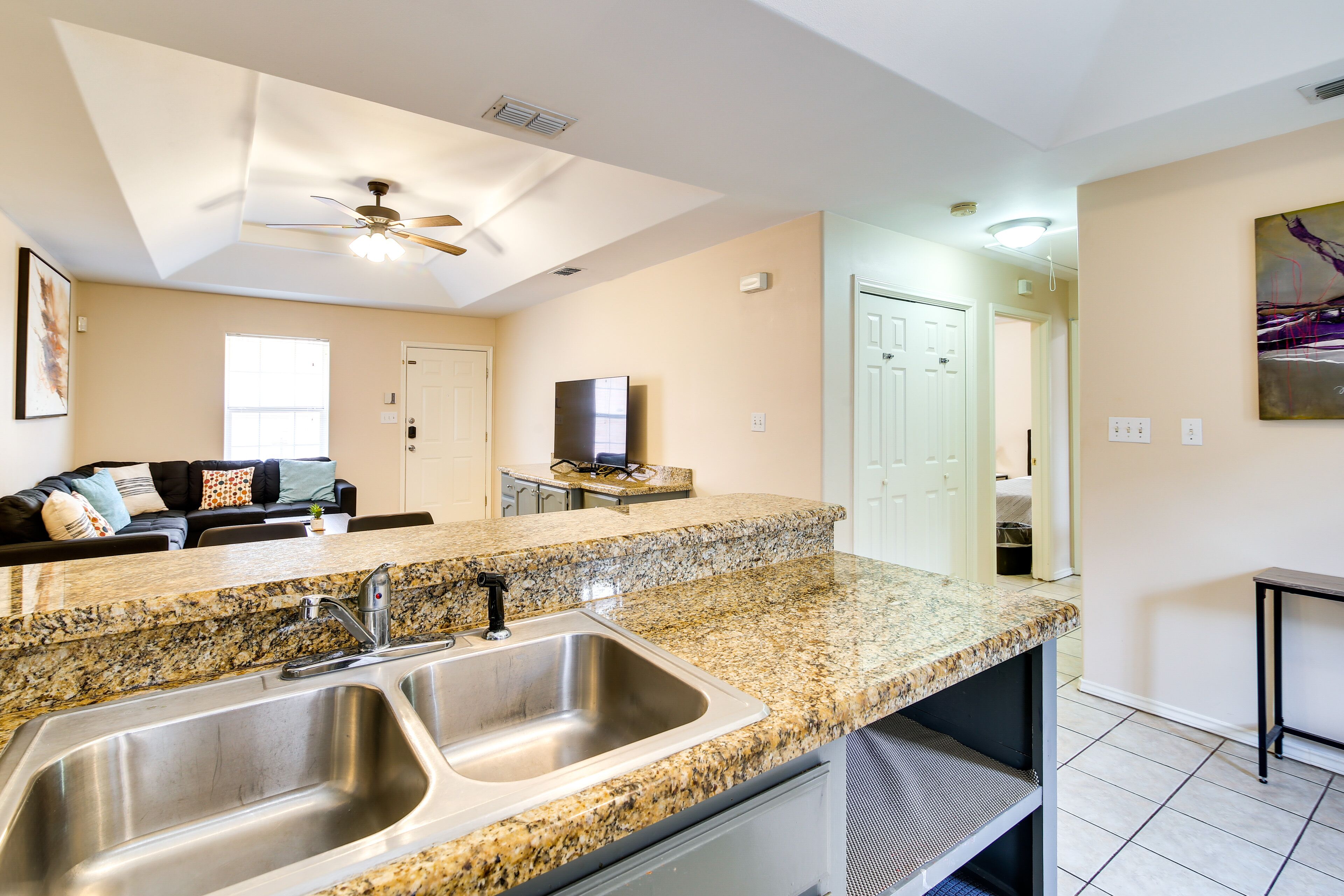 Lovely Mission Apartment in Prime Location!