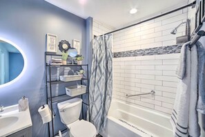 Apartment (3 Bedrooms) | Interior - Fort Wayne Getaway - Family + Pet Friendly! (Fort Wayne)