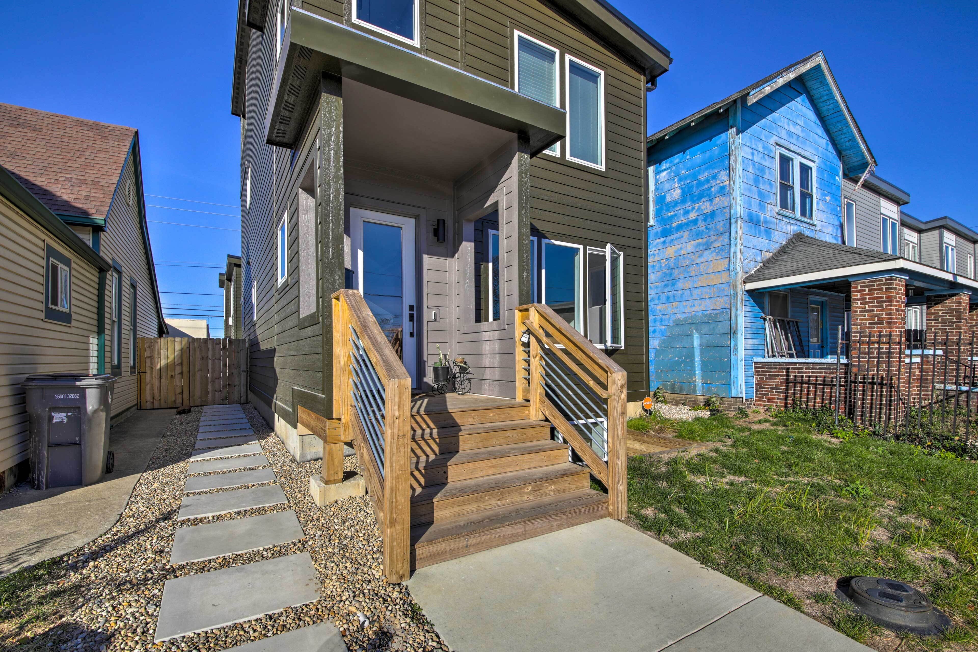 Modern Indy Apartment ~ 3 Mi to Downtown!