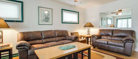 Casa (4 Bedrooms) | Área de estar | TV, lareira, livros