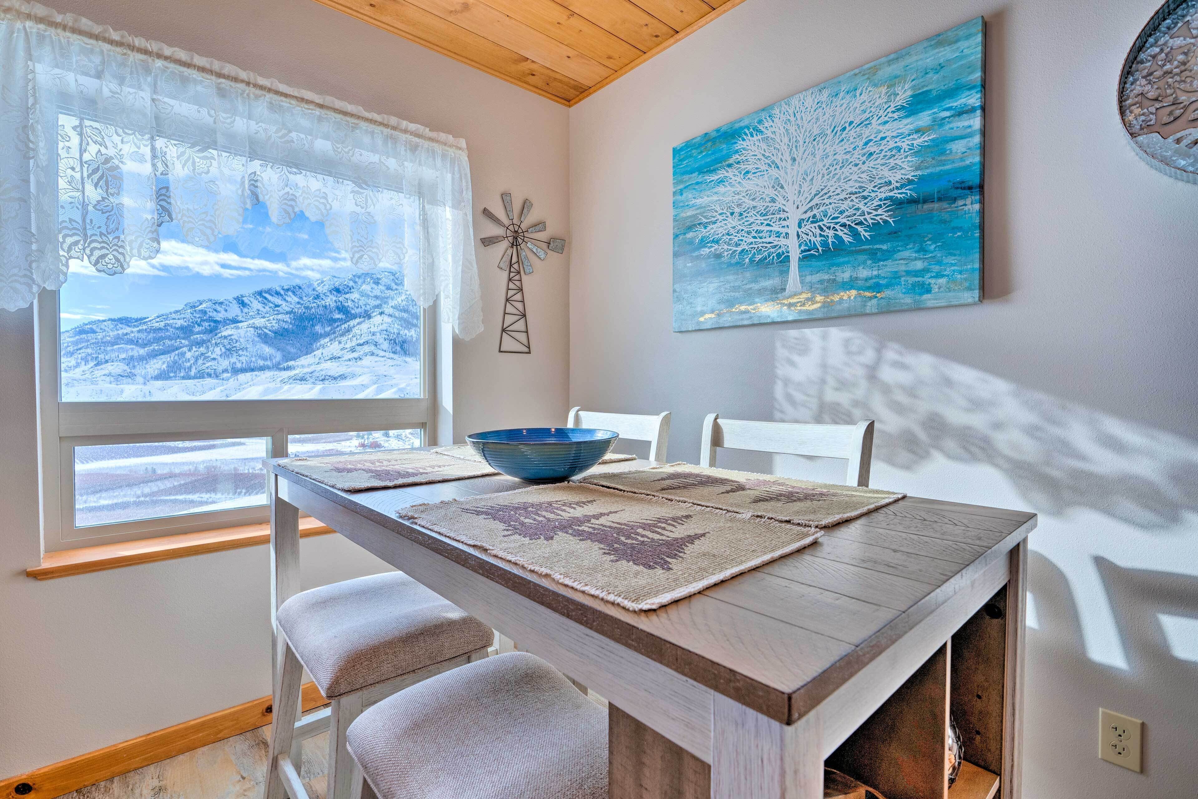 Pateros Home w/ Deck, 7 Mi to Alta Lake Park!