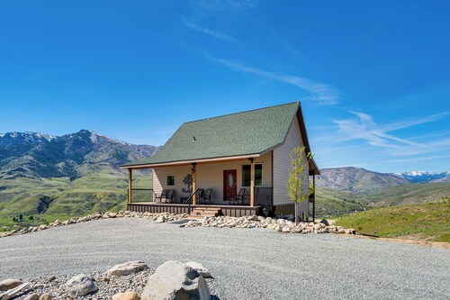 Pateros Home w/ Deck, 7 Mi to Alta Lake Park!