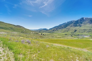 House (3 Bedrooms) | Interior - Pateros Home w/ Deck, 7 Mi to Alta Lake Park! (Pateros)