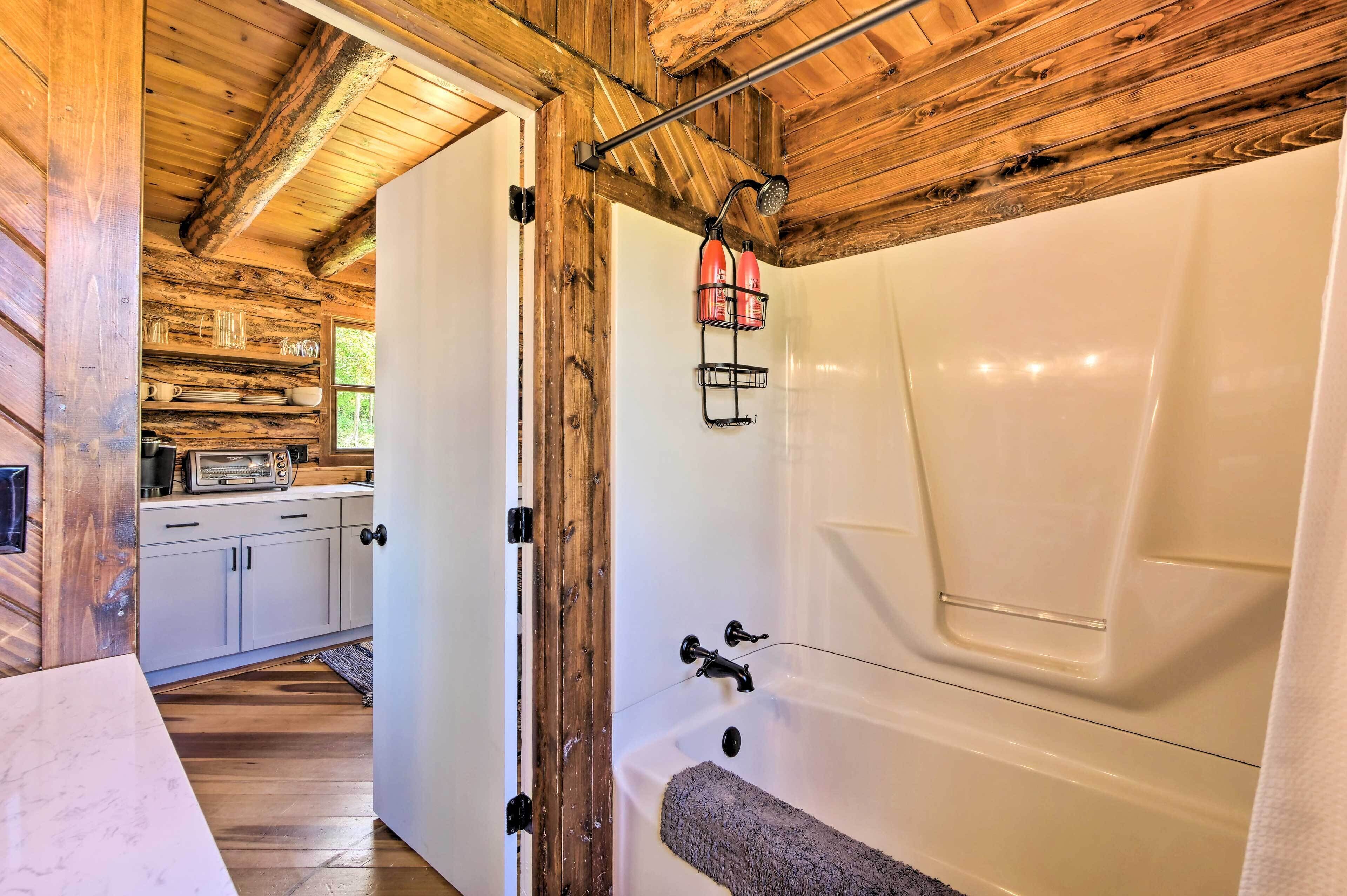 Peaceful 'creekside North' Studio w/ Fire Pit