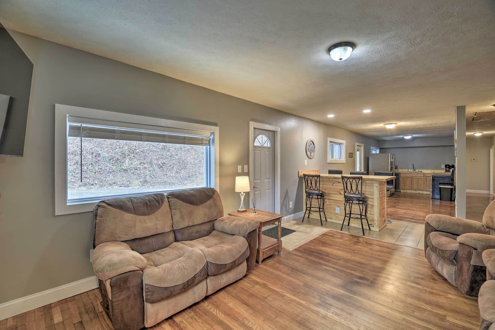 Mullens Cabin w/ Gas Grill & Mountain Views! - Guyandotte River, WV