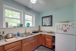 Apartment (2 Bedrooms) | Interior - Lovely Hendersonville Retreat ~ 1 Mi to Downtown! (Hendersonville)