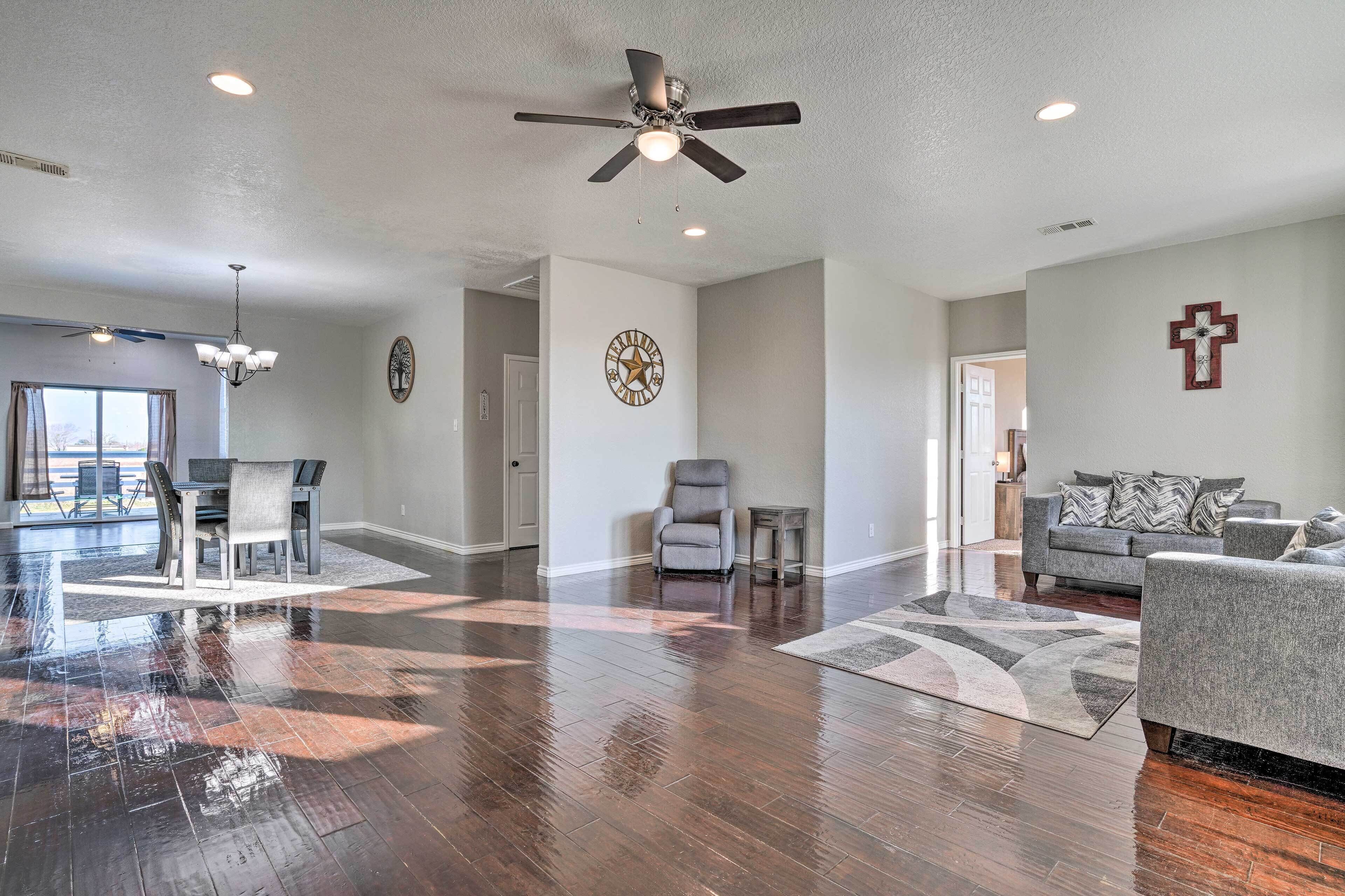 House (6 Bedrooms) | Interior