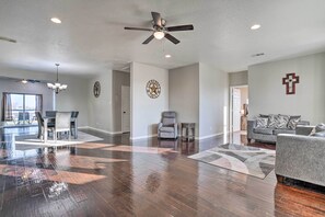 House (6 Bedrooms) | Interior